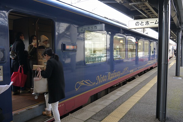 28.のと鉄道の観光列車_里山里海3号.jpg