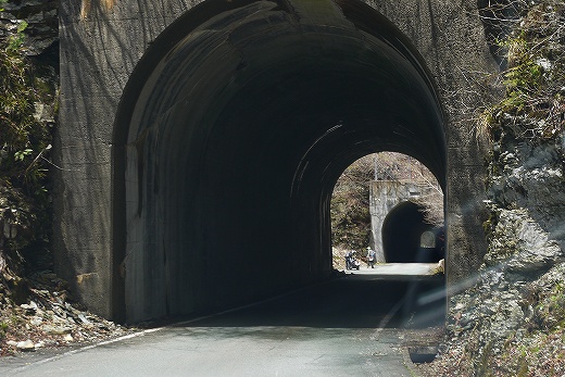 9.連続する隧道、向こうにライダー.jpg